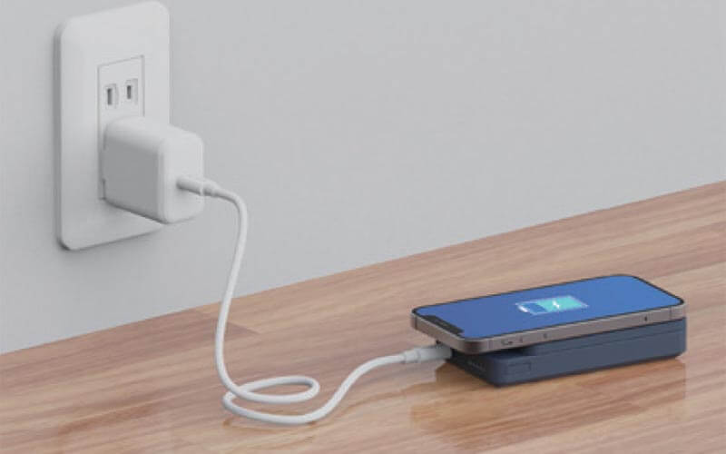 AC充電器を使ってワイヤレス充電器としても使用可能