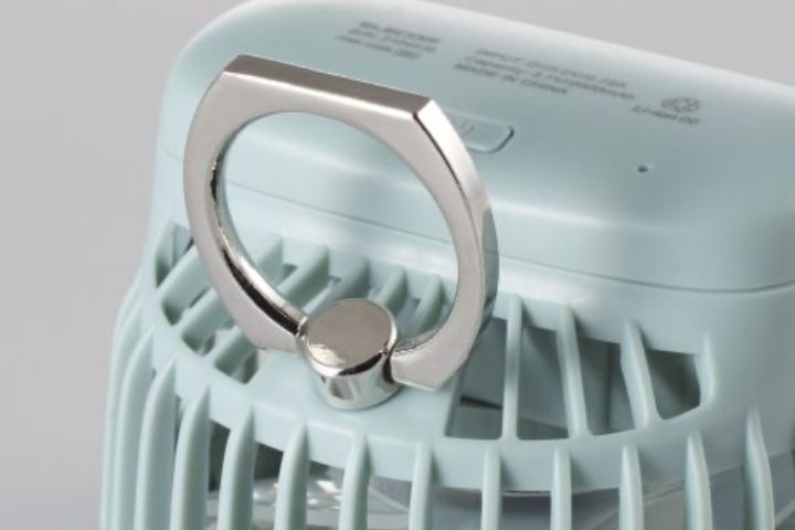 背面のフィンガーリングを使い、手持ち扇風機としても使用できます。