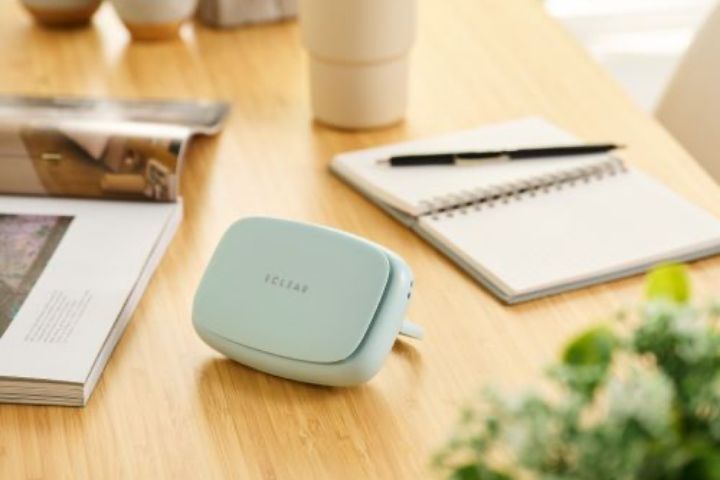 背面のスタンドを使い、卓上用扇風機としても使用可能です。