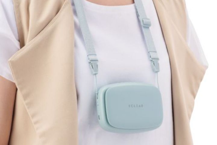 付属のネックストラップを使い、ハンズフリーで使用できます。