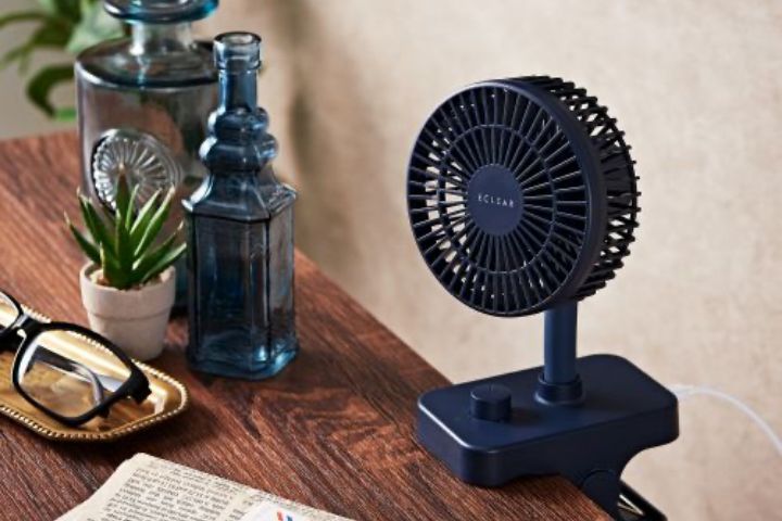 USB扇風機“エクリア フローフロー”シリーズの充電式クリップファンです。