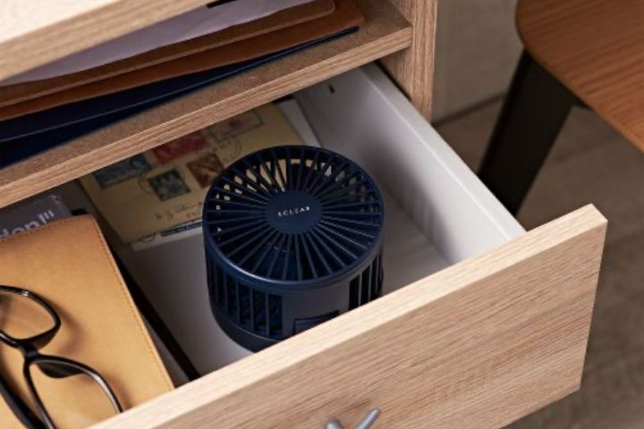本体を折りたたむことができるので、コンパクトに収納や移動ができます。