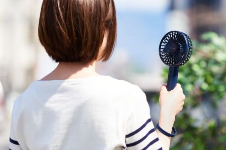 使用時の落下を防ぐため、ハンドストラップが付属しています。