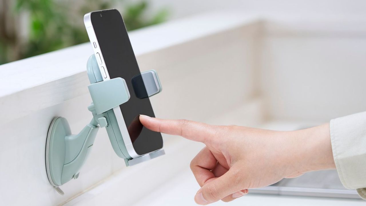 キッチンの壁にくっつく吸盤タイプのスマートフォンホルダー イメージ