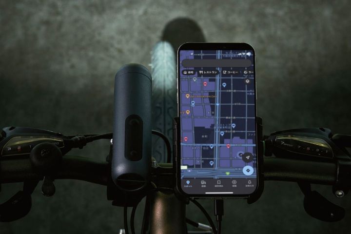 ライトを点灯しながら、同時にスマートフォンの充電も可能