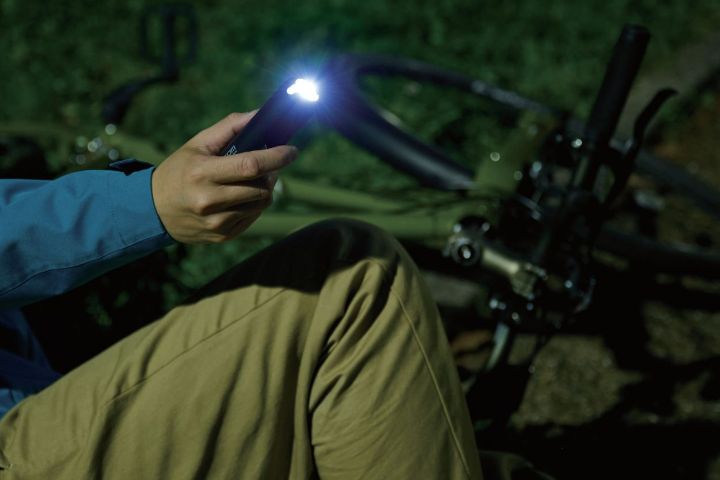 万が一の事故、災害の際に、「SOS」のモールス信号パターンで点滅するモードを搭載しており、救護サインを出すことができます。