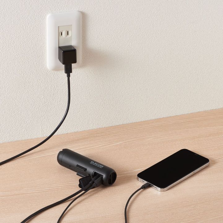 スマートフォンと本製品を接続した状態で充電すれば、それぞれ交互に接続し直す必要のない“まとめて充電”が可能です。