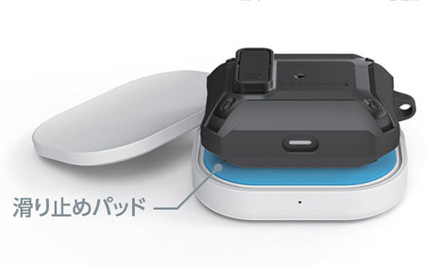 くぼみトレーを外すと保護ケースを付けたままでの充電が可能