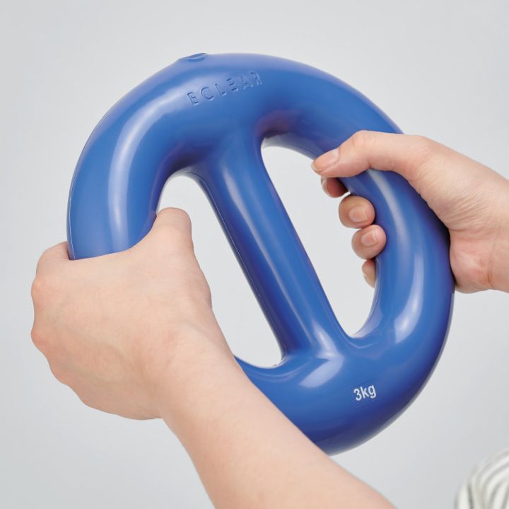 片手でも両手でも握れ、様々な使い方ができるリングタイプ
