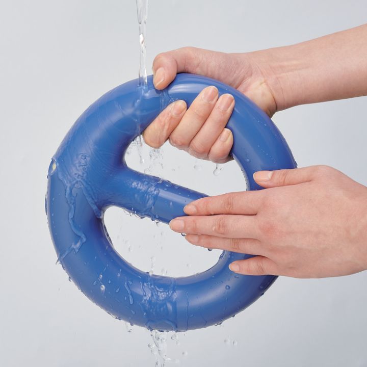 汗や汚れが付着した場合は、軽く水洗いできます