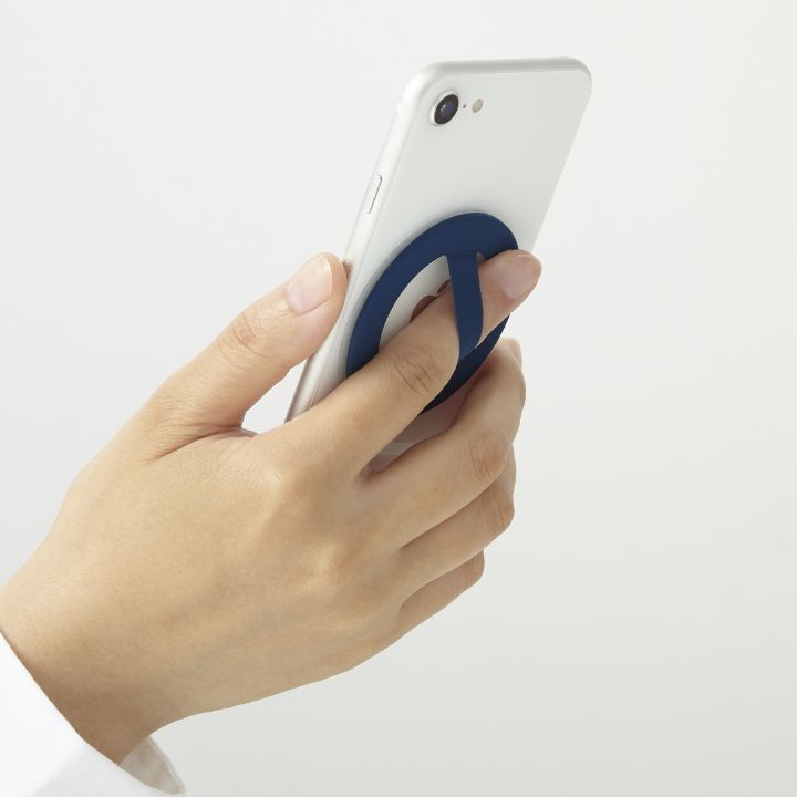 背面に貼り付けることで指を通してスマートフォンを持つことができます