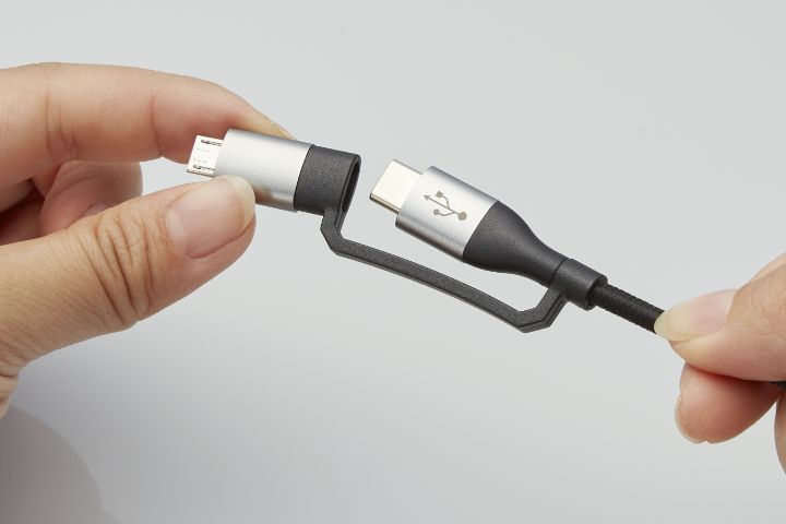 変換アダプターを着脱することで、複数のケーブルを用意する煩わしさを解消できます