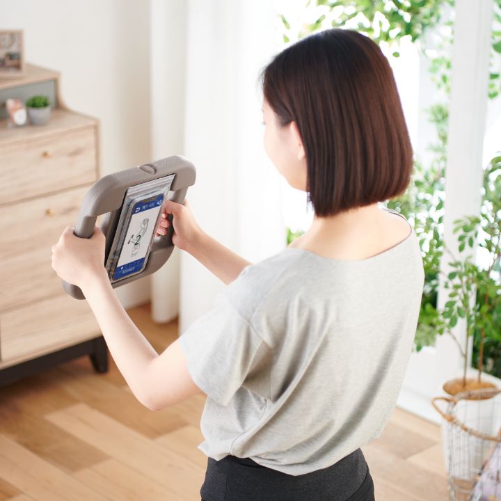 ダンベルに装着できるスマートフォンケース付き！