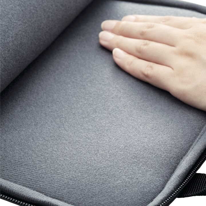 バッグ内部に起毛素材を採用