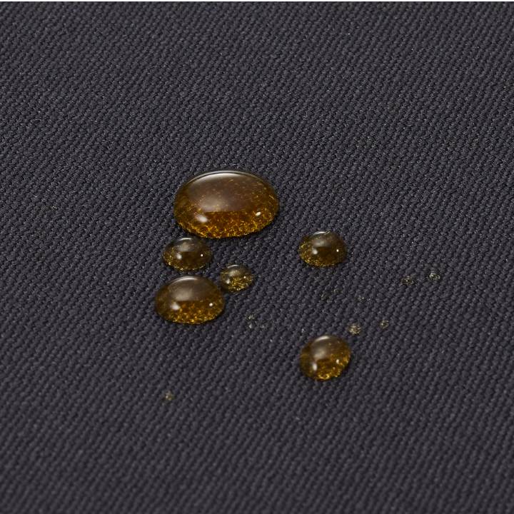 バッグ表面には、汚れにくく撥水性に優れるテフロン加工を施しています。