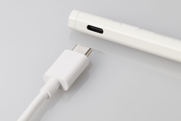 充電コネクターは、USB Type-C(TM)(USB-C(TM))です