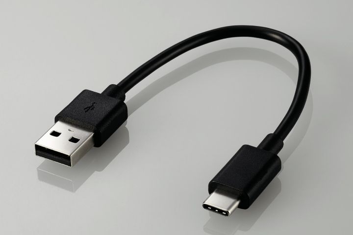 本製品にACアダプター(AC充電器等)は付属しておりません。本製品をご利用いただくには出力5V/500mA以上のUSB出力アダプターを別途ご用意ください