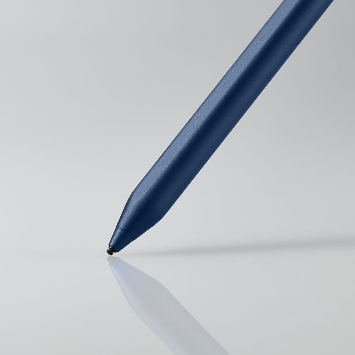 指先でのタッチや非電池式のタッチペンでの操作に比べて繊細な描き込みができます