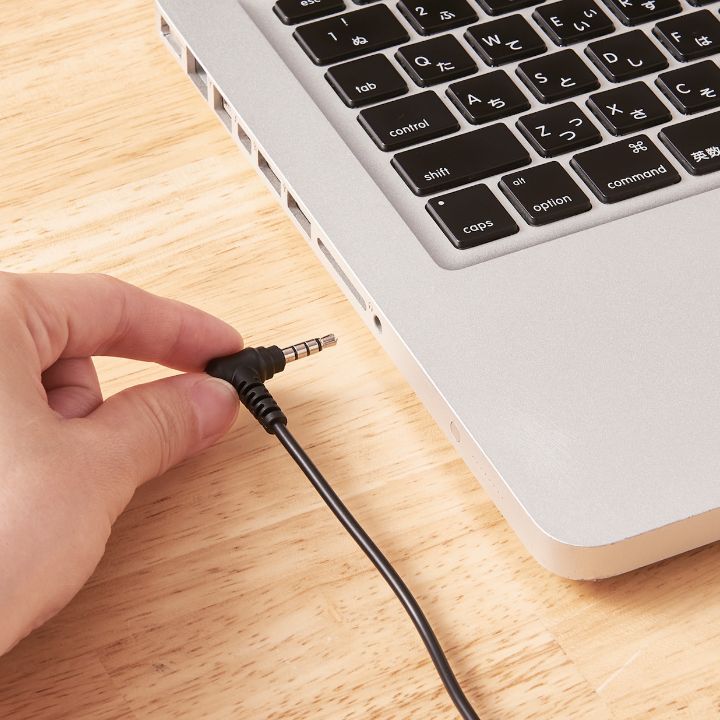 電池がない場合などに便利！付属のΦ3.5mm 4極ミニプラグで有線使用