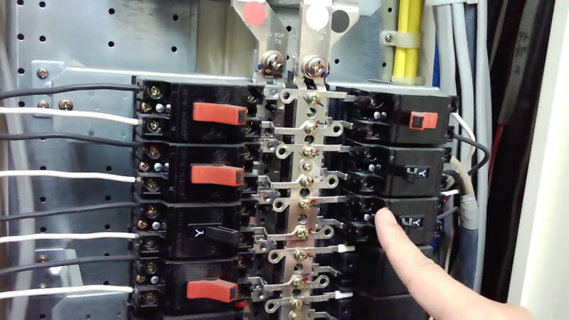 現場の配電盤や配線状況なども目線レベルで鮮明に