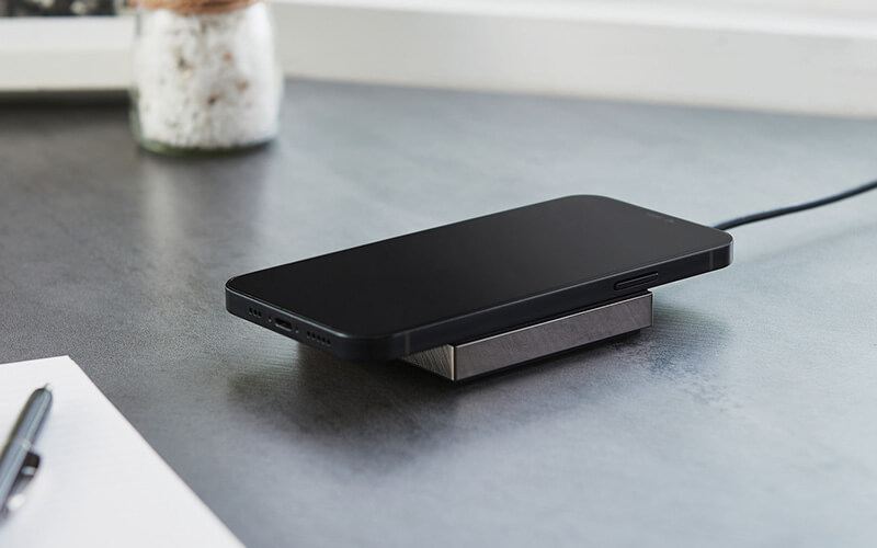 スマートフォン充電イメージ(ブラック)
