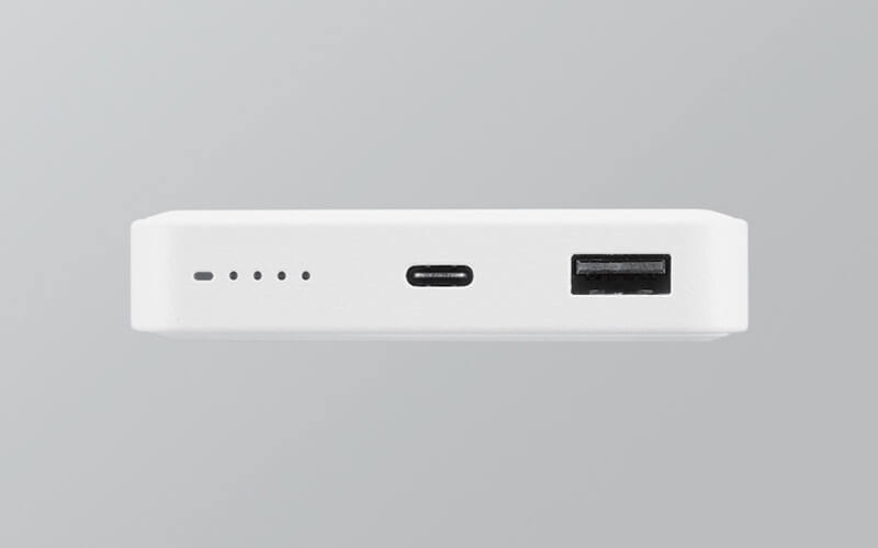 USB×2ポートを装備、電池残量がわかるLED付き