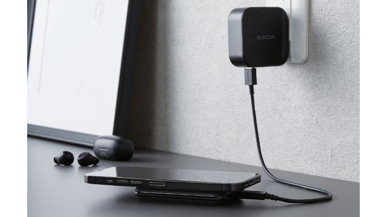MagSafe対応iPhoneにマグネットで固定し5Wでワイヤレス充電できるモバイルバッテリー