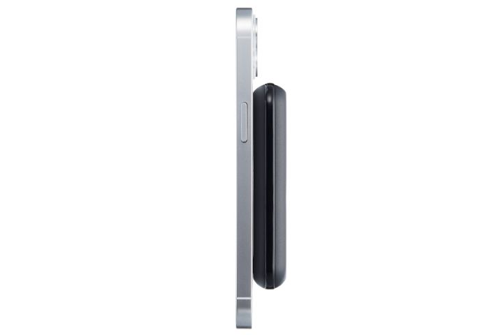 MagSafe対応iPhoneにマグネットで固定し5Wでワイヤレス充電できるモバイルバッテリー