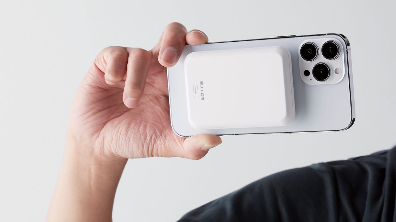 充電しながらスマートフォンの操作が容易にできる