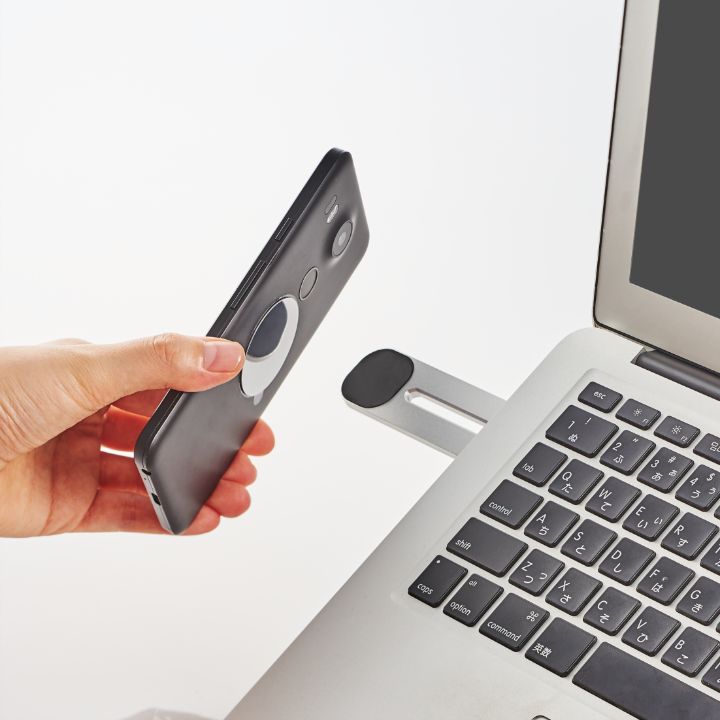 付属の鉄板シールでスマホホルダーとして使用可能
