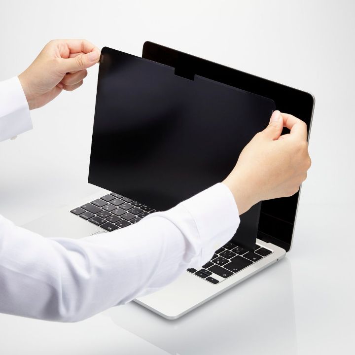 周りからの視線をしっかりガード！取り外しが簡単なマグネットタイプの「のぞき見防止フィルター」