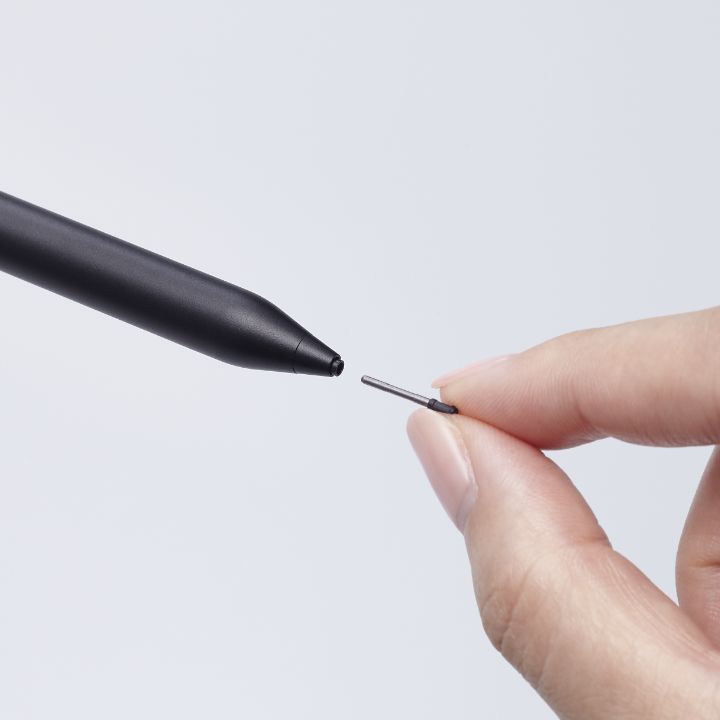 ペン先が劣化した際には、別売のペン先「タッチペン交換用ペン先(充電式)(P-TIPACST02)」と交換できる