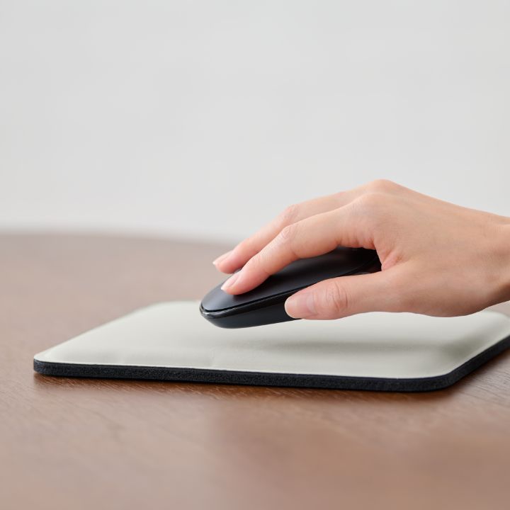 裏面は特殊加工の天然ラバーを使用し、ズレにくい安定性を確保