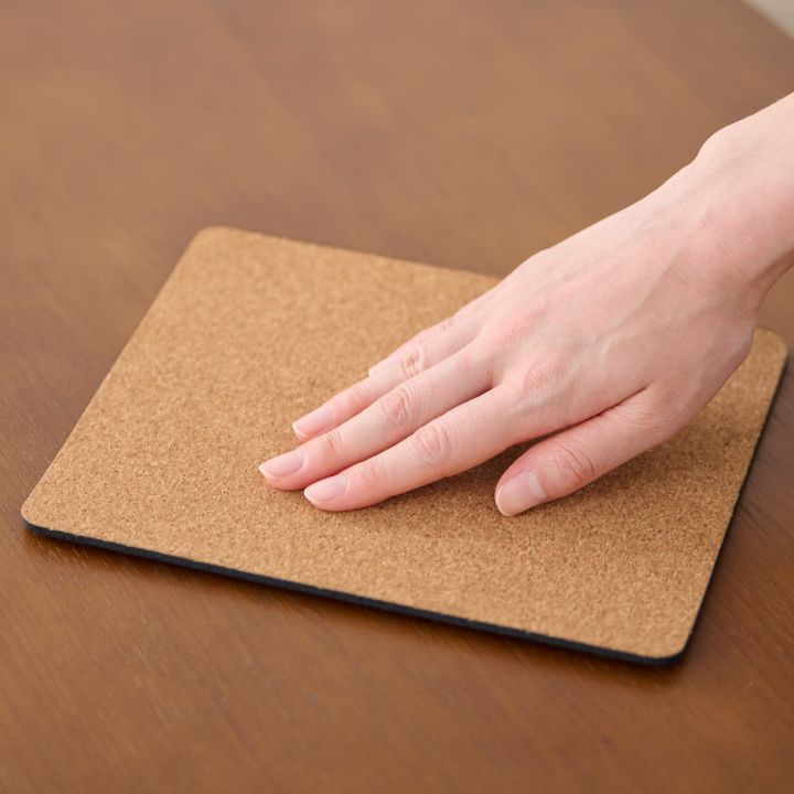 裏面は特殊加工の天然ラバーを使用し、ズレにくい安定性を確保