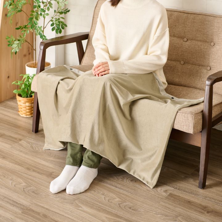 冷えが気になる場所にヒーターが当たる設計です。ひざに掛ければお腹を、肩に羽織れば背中(肩甲骨の周辺)をあたためます
