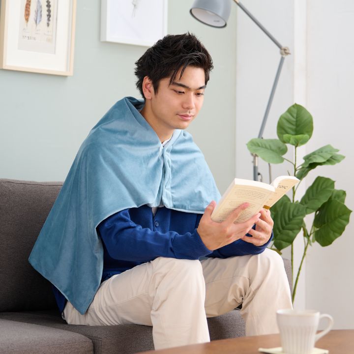 ブランケットの片面(肩に羽織った際の内側)には毛足が長めの生地を使用。ふんわりとした肌触りで、ぬくもりを実感できます