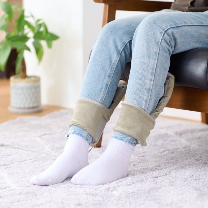 伸縮性に優れた素材を採用。面ファスナーで巻きたい場所のサイズに合わせて自由に着脱できるため、体のサイズにぴったりフィットします