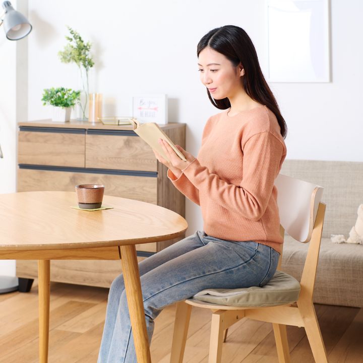 グラフェン素材を使用したカーボンヒーターを採用。当社従来品と比べて全体が均一に発熱するため、あたたかさを感じやすく、薄くて軽いため身体もフィットしやすいのが特長です
