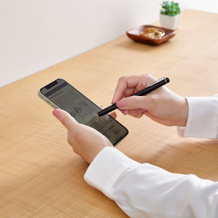 交換用のペン先を本体内部に収納できるタッチペン