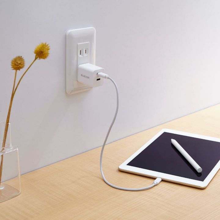 スマートフォン、タブレットなどを超高速充電できるUSB-AC充電器