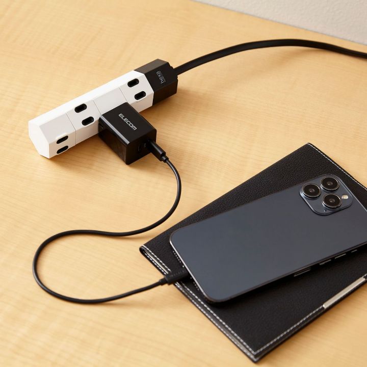 スマートフォン、タブレットなどを超高速充電できるUSB-AC充電器