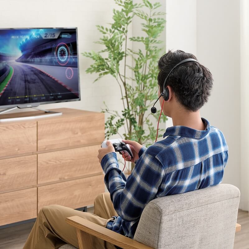 周囲の音も気にかけながらゲームが楽しめる片耳タイプ