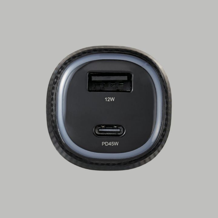 自動車のアクセサリーソケットに差し込むことで、USB Power Delivery対応のノートパソコンやスマートフォンを車で超高速充電できる