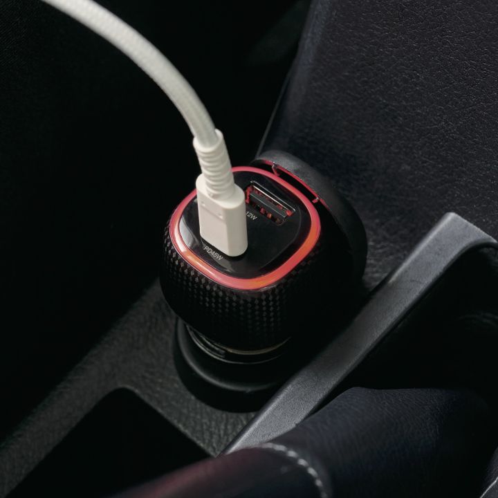 USB Type-CポートからUSB Power Deliveryによる高速充電は赤色に点灯するLEDランプ