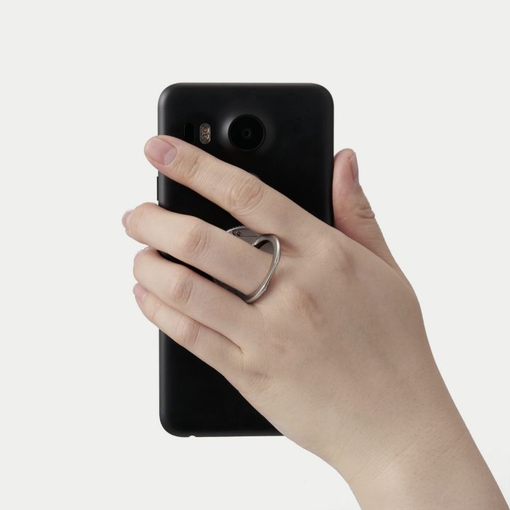 ワイヤレス充電や電子決済を邪魔しない、取り外し可能なスマートフォン用のフィンガーリング