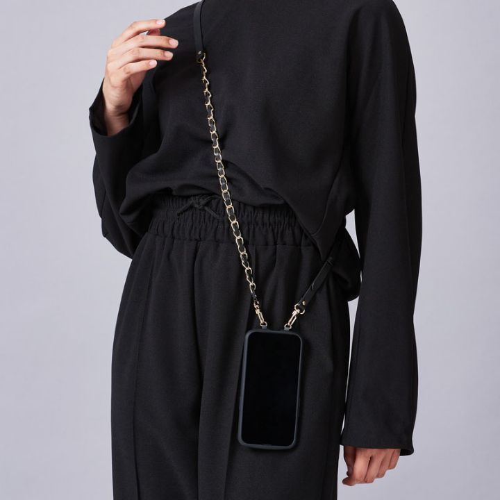 モード系やクールな服装などシックな装いになじむ上品なソフトレザー×高級感のあるゴールドチェーン