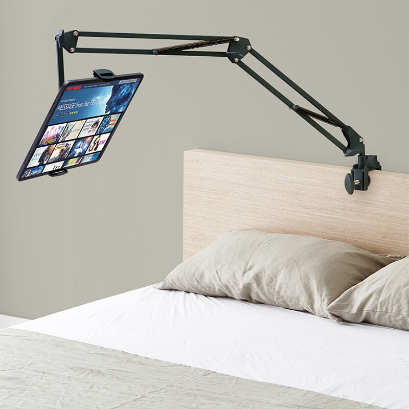 タブレットをベッドのヘッドボードに固定した使用例