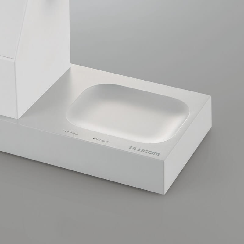MagSafe対応のAirPodsなどを充電できるトレイ部分(5W)