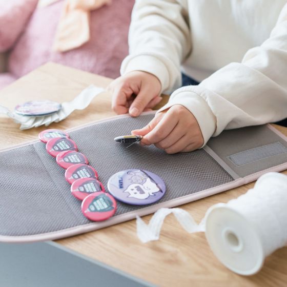ディスプレイ用仕切りには、ストラップや缶バッジを取り付けやすい粗目のメッシュ生地を採用