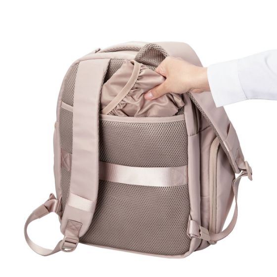 背面には、折り畳み式の椅子や付属のレインカバーの収納に最適な、大型のスリーブポケットを備えています